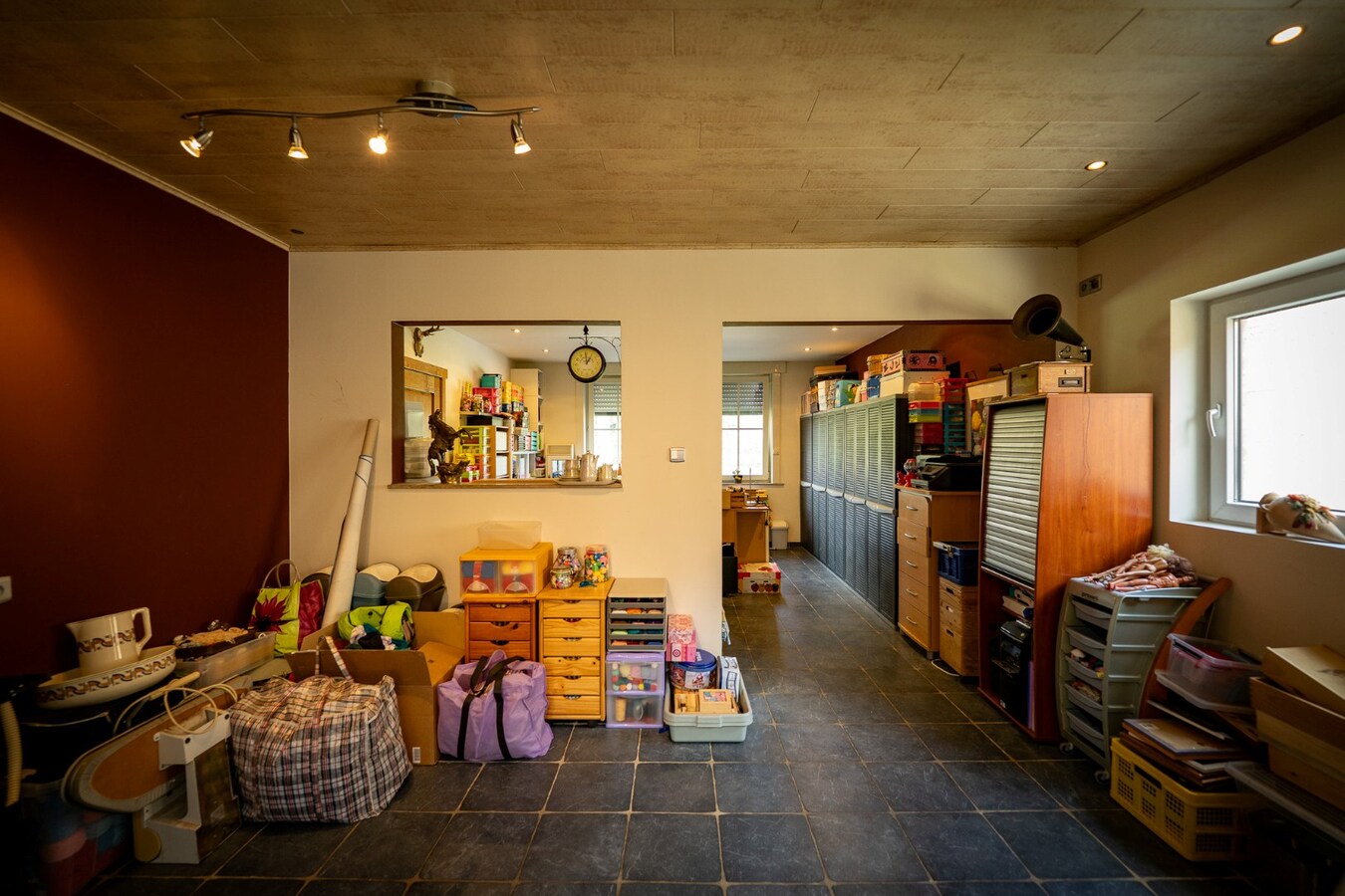 Ruime woning met buitenpiste en kleine binnenpiste op ca. 1,03ha te Hoeselt 
