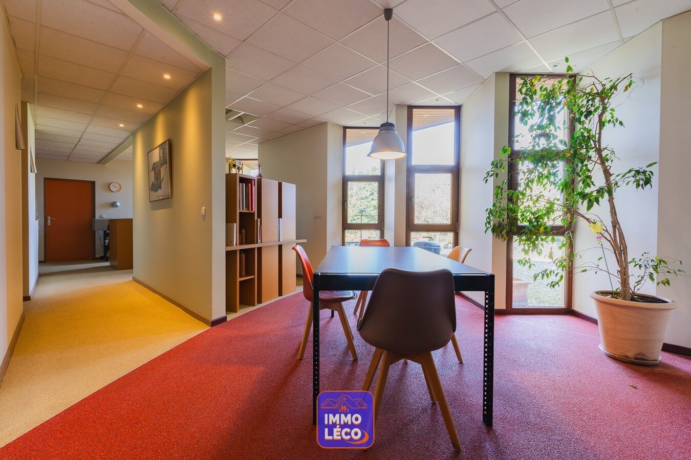 Maison de style en semi plain-pied avec grand espace professionnel, érigés sur 1800m² ! 