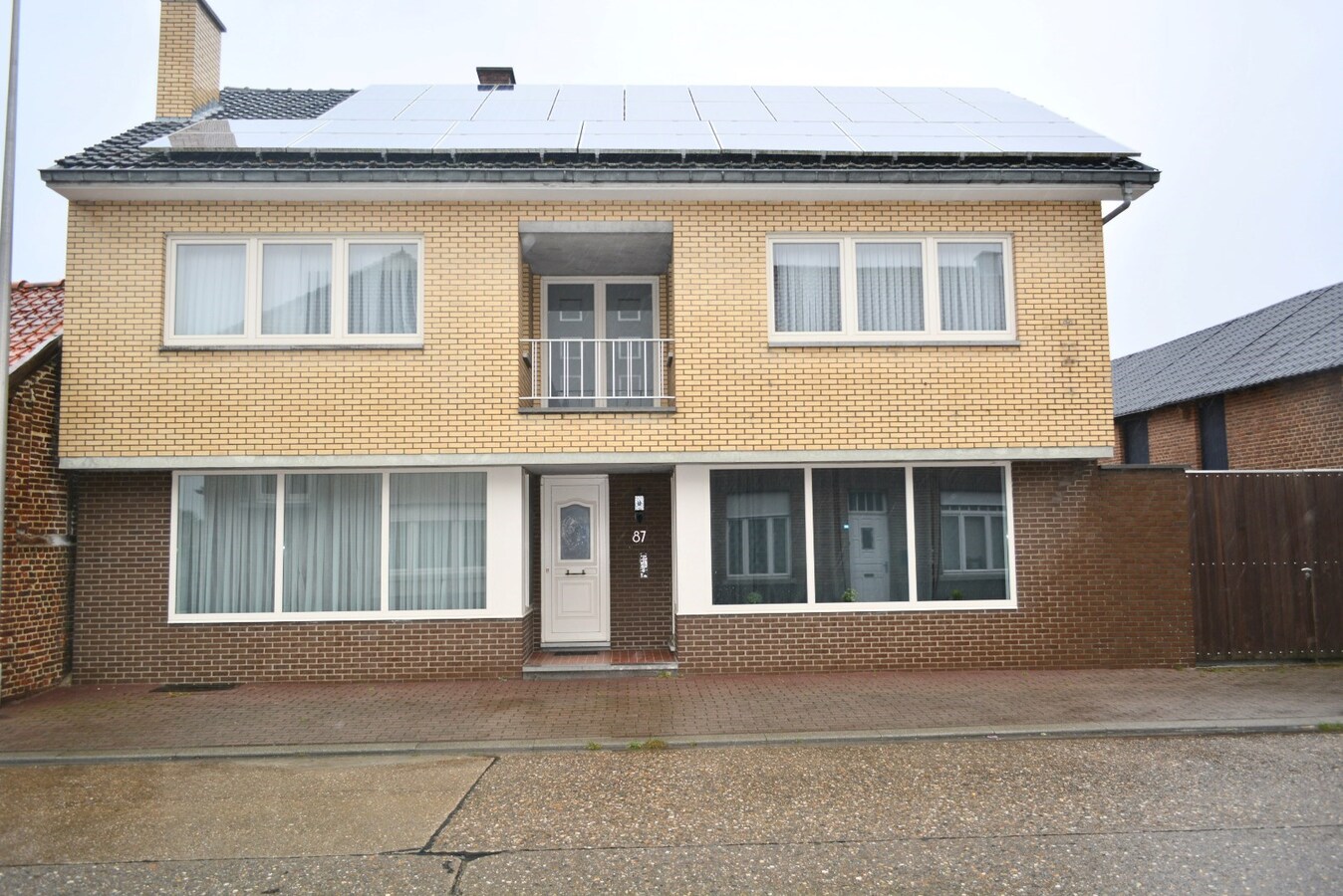 Hedendaagse woning met loods en bijgebouwen op 2.200 m² 