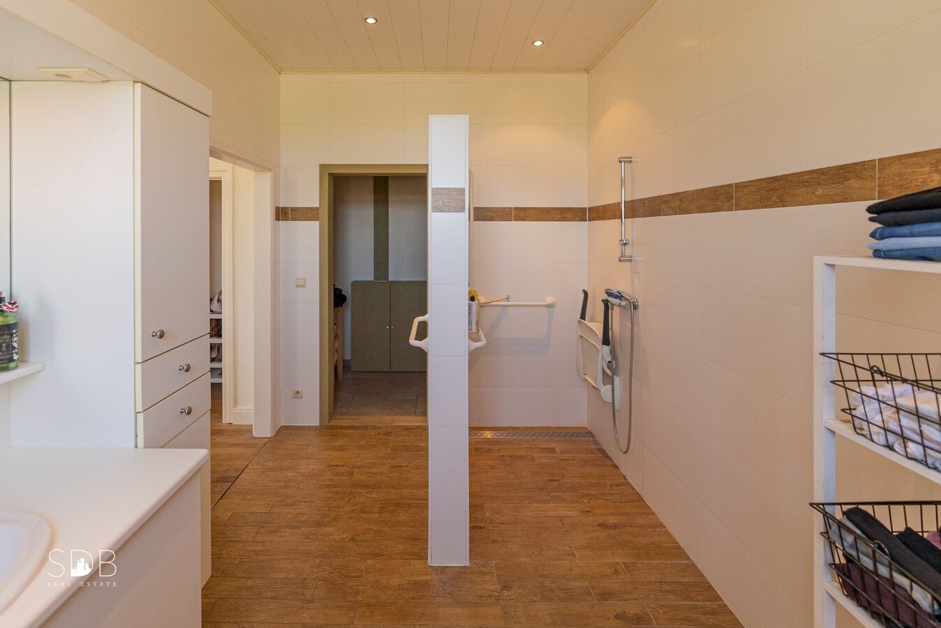 Stijlvolle villa met diverse bijgebouwen en graslanden op circa 3ha 