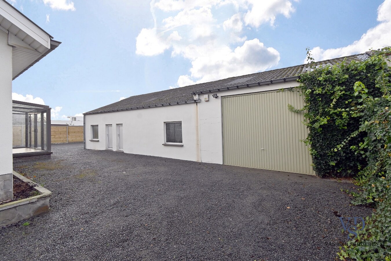 Bungalowwoning met afzonderlijke loods 