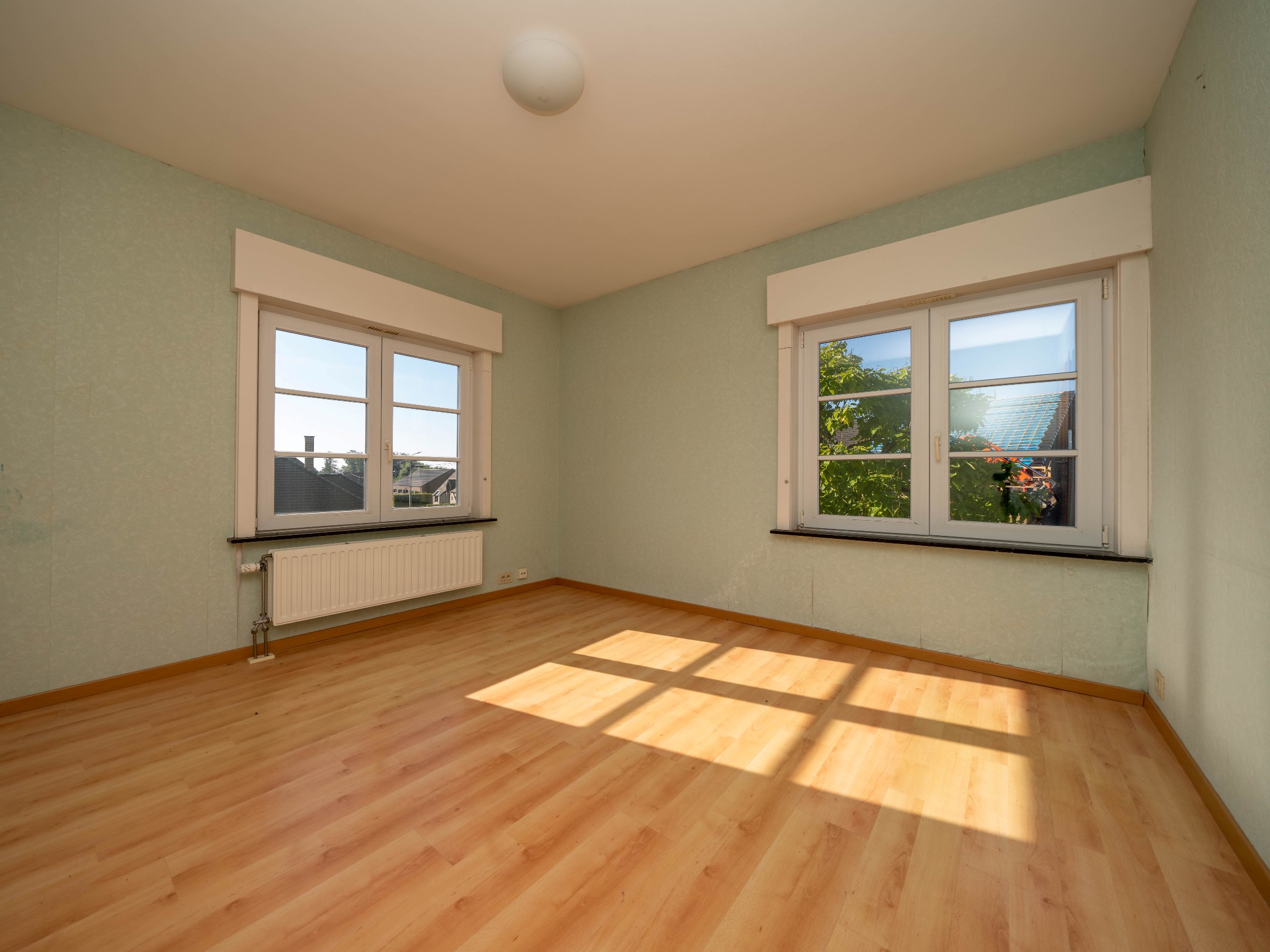 Lichtrijke, ruime woning met 3 kamers, garage en tuin 