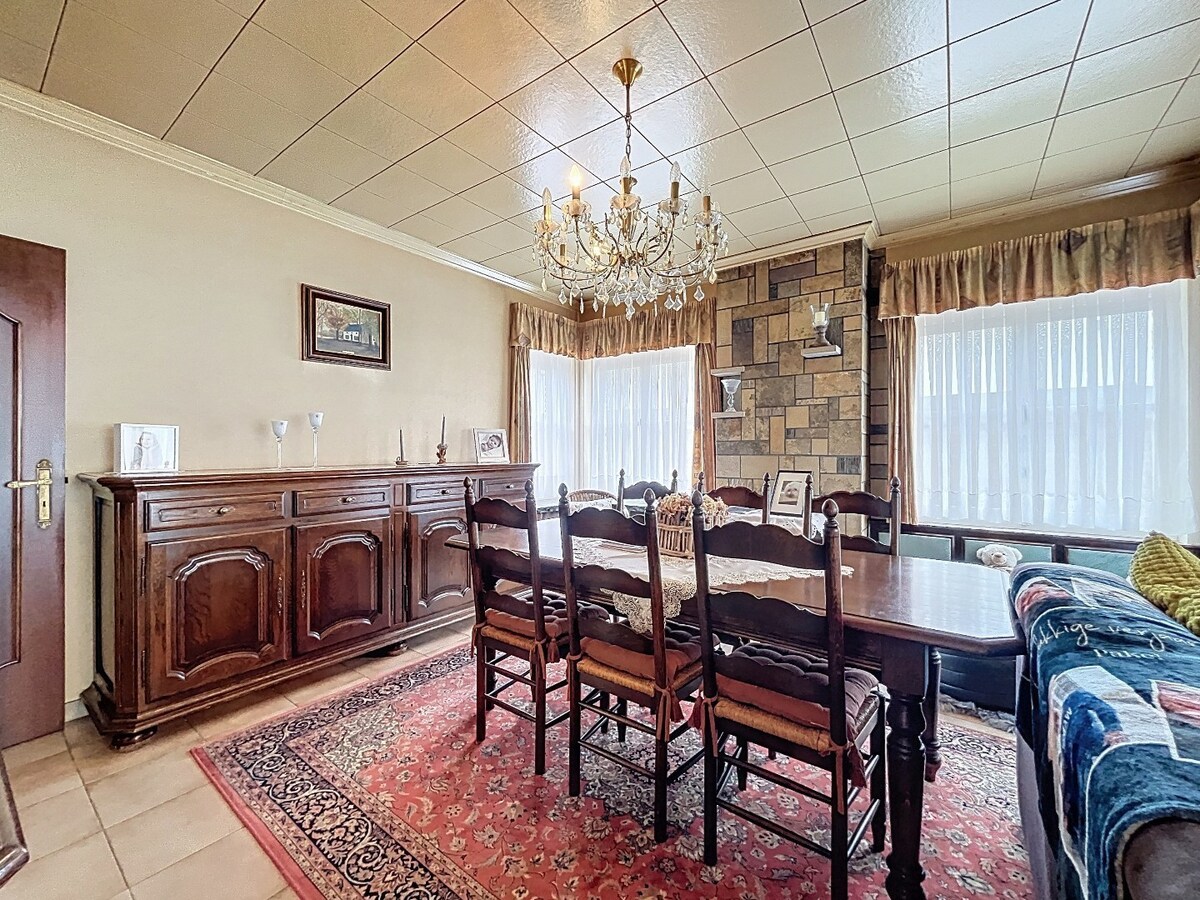 Ruime, solide jaren '50 woning met 2 garages te Nederzwalm 