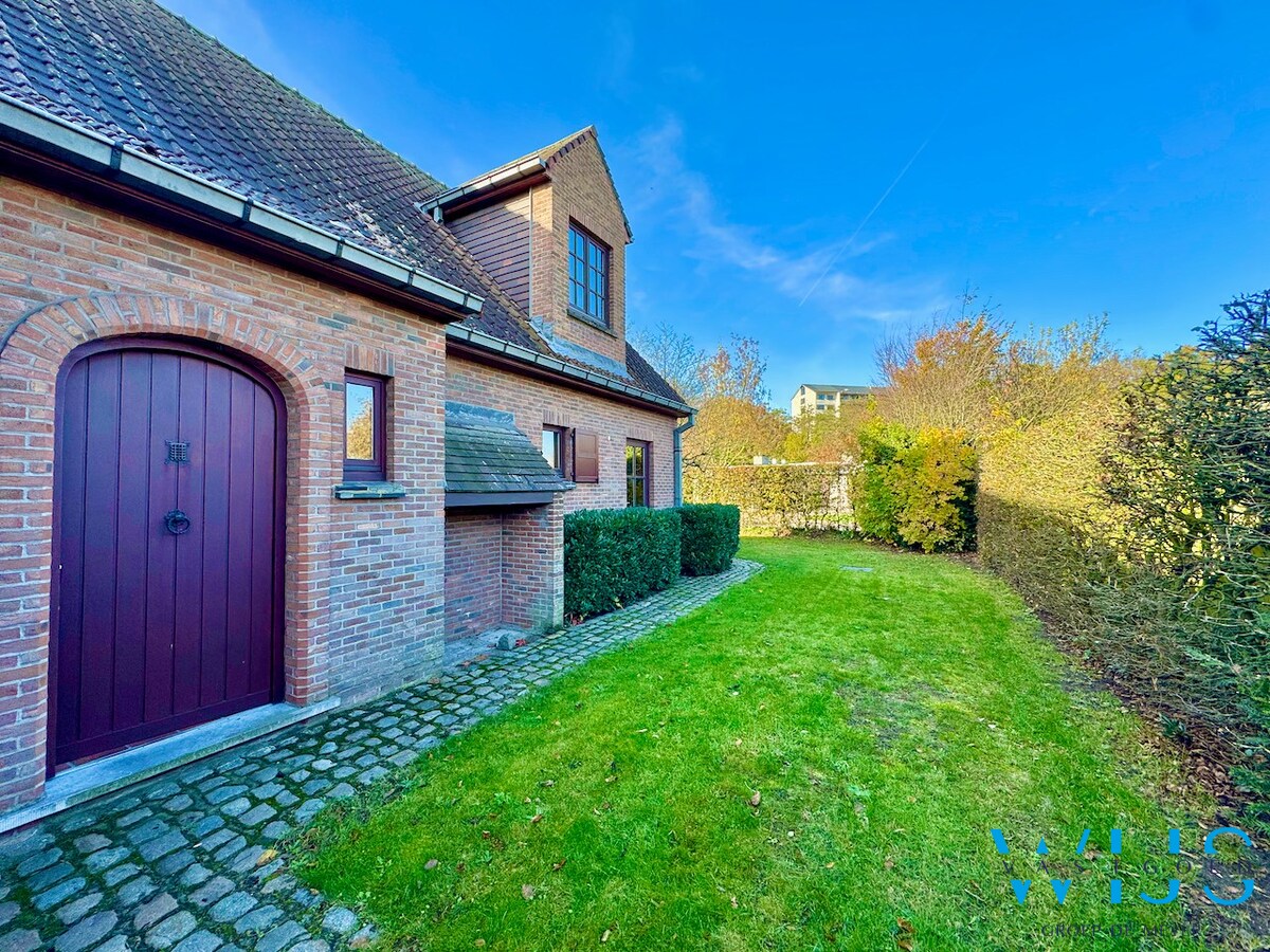 Fantastische open bebouwing met dubbele garage in gegeerde woonwijk te Evergem 