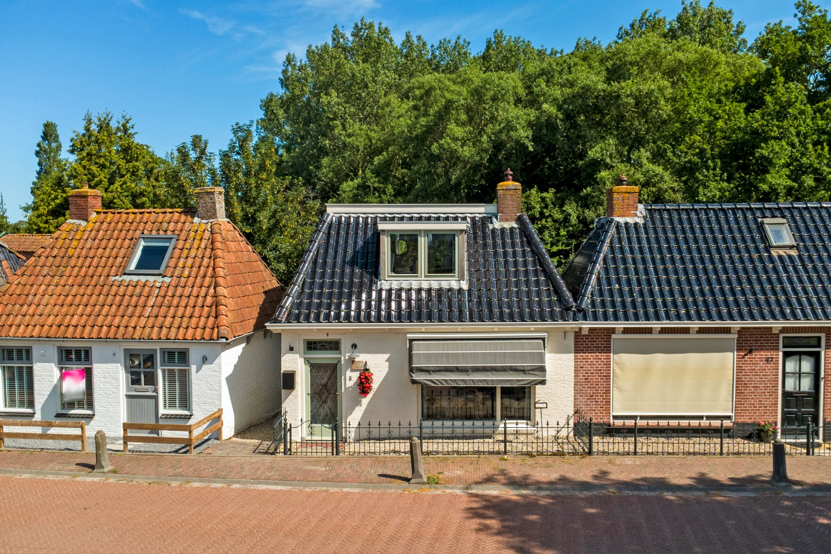 Instapklaar en tot in de puntjes verzorgd, met twee slaapkamers en een fraai verbouwde schuur voor praktijk, werk of hobby. 