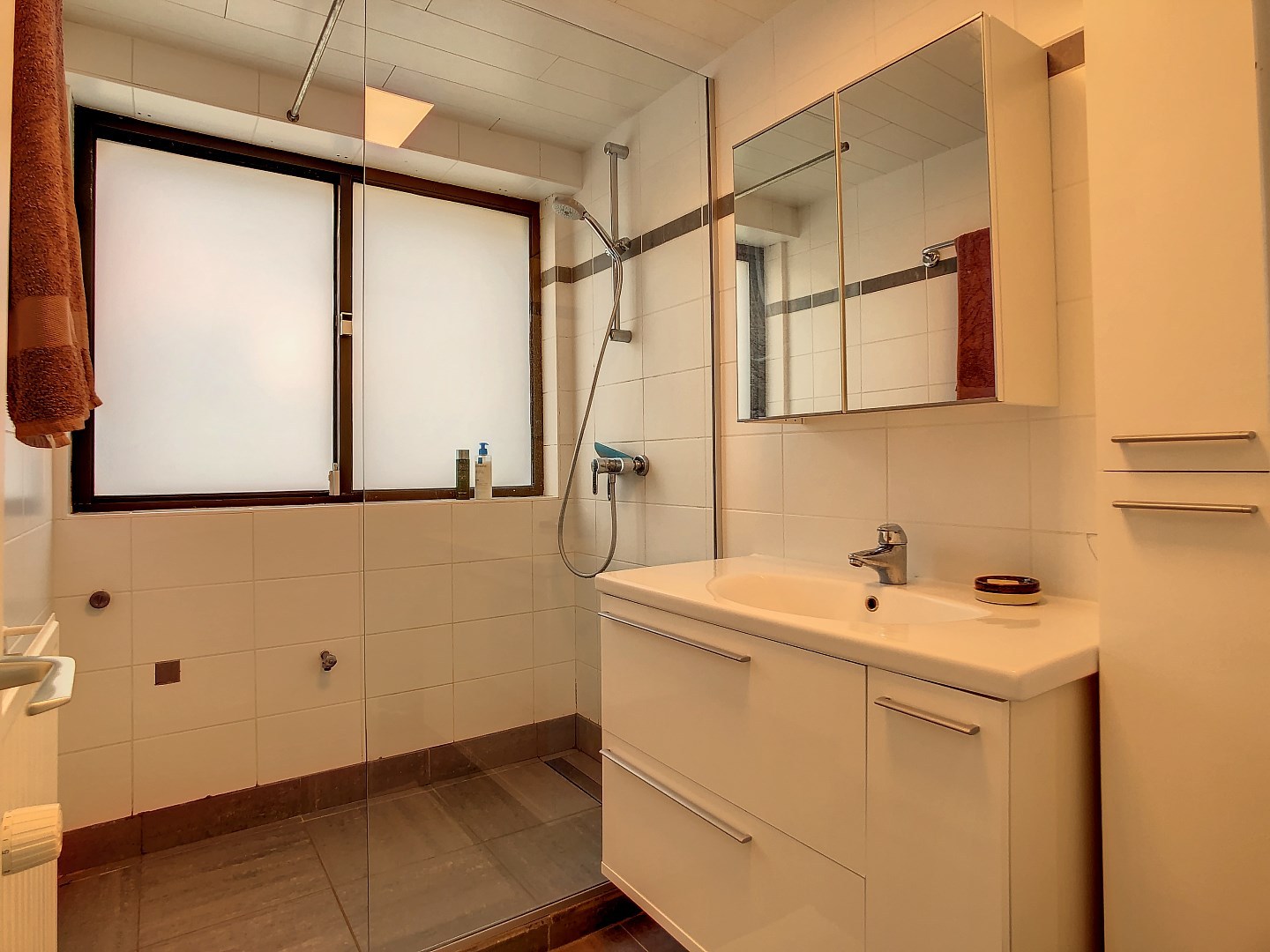 Goed gelegen gerenoveerd appartement met twee ruime slaapkamers, terras (25 m²) en garagebox - bewoonbare oppervlakte 73 m² 