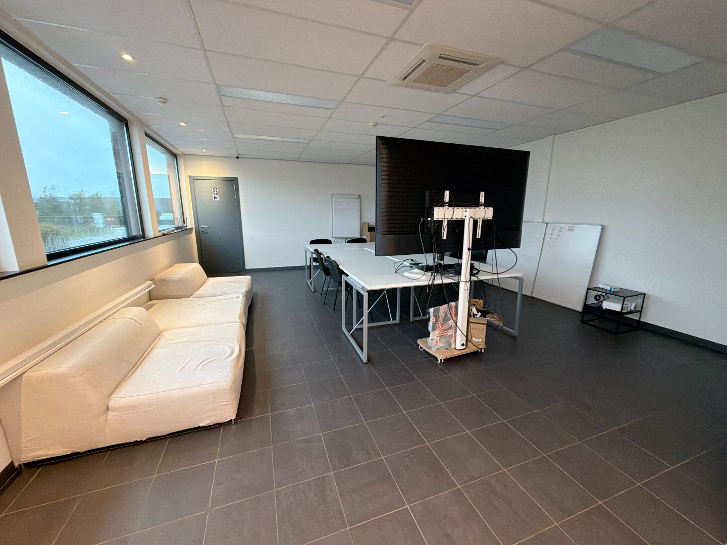 Logistieke loods met kantoor te huur in Bornem