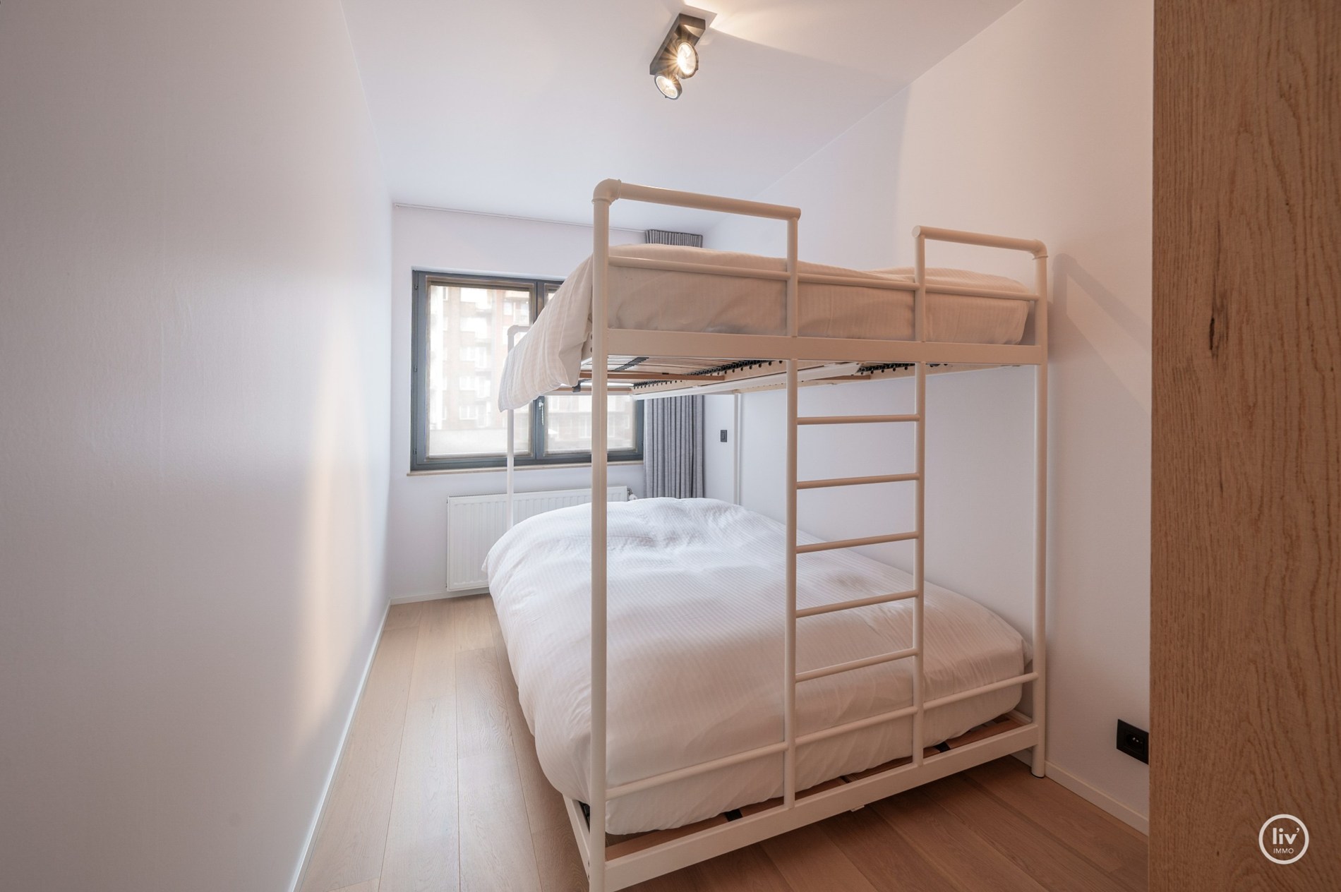 Prachtig gerenoveerd appartement met mooi zonneterras gelegen op de Kustlaan te Knokke. 