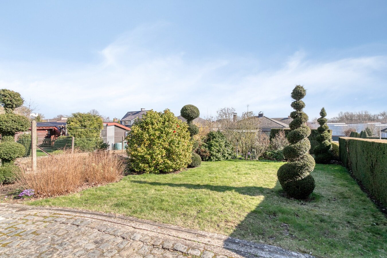 Ruime woning met 4 slaapkamers, veranda en volledig onderkelderd perceel (615 m²) 