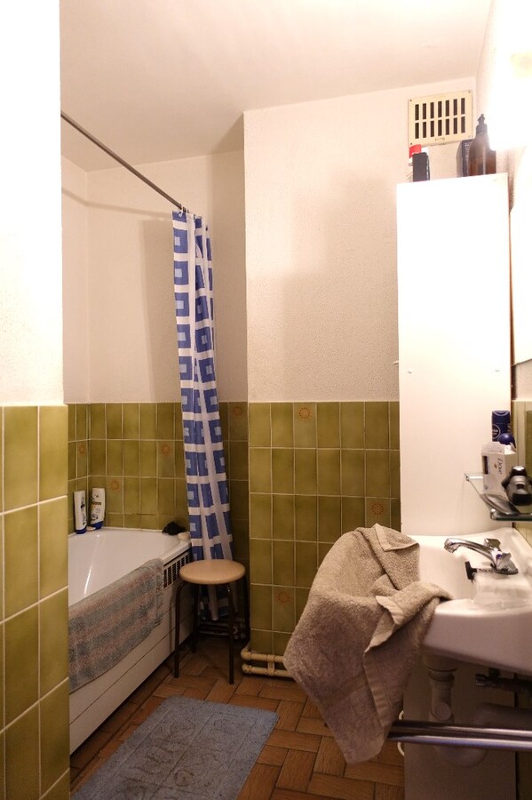 Opbrengsteigendom met 5 appartementen, 2 studio's en 4 garageboxen in Gistel 