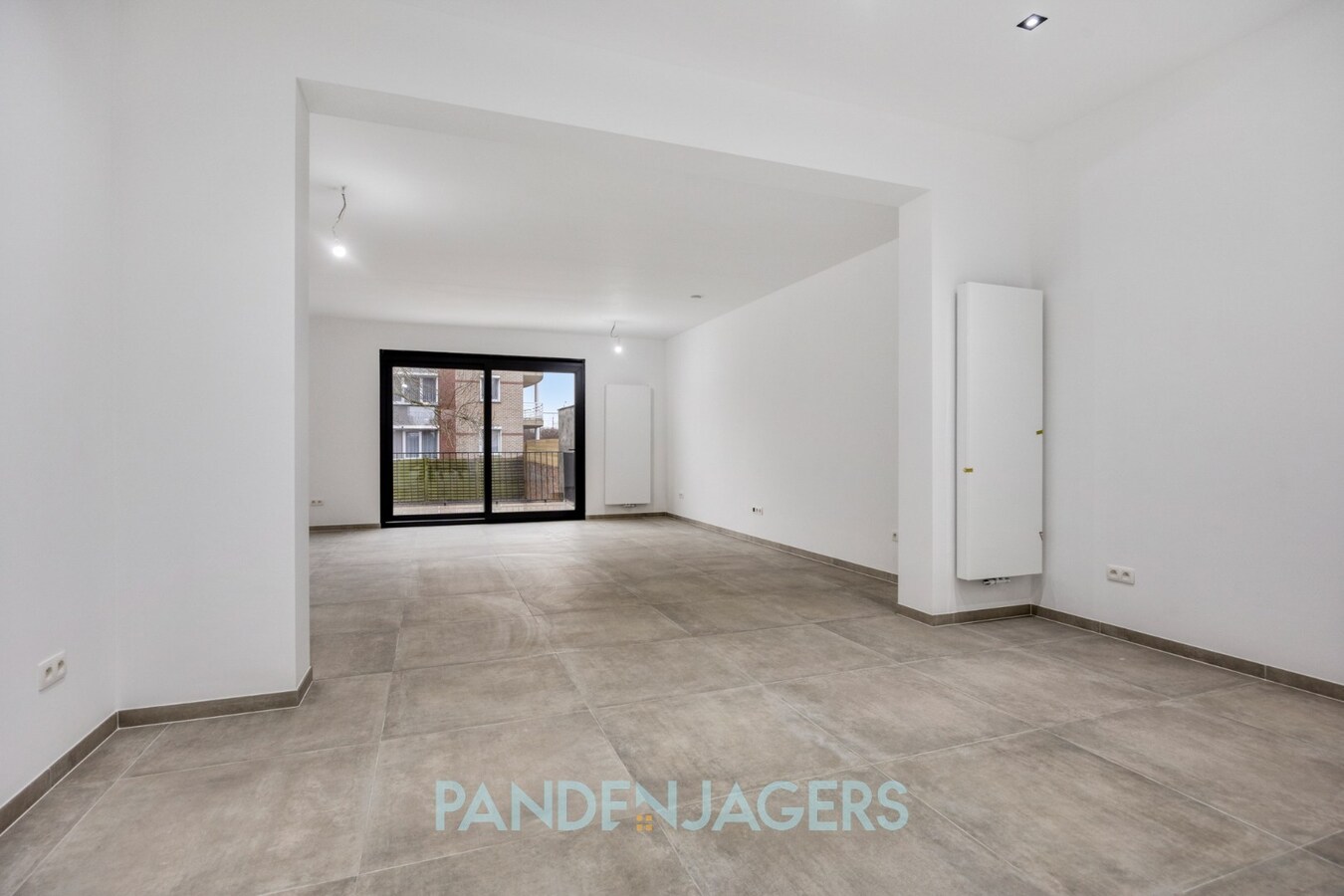 Volledig gerenoveerd handelspand met uitzonderlijke buitenruimte te Duffel 