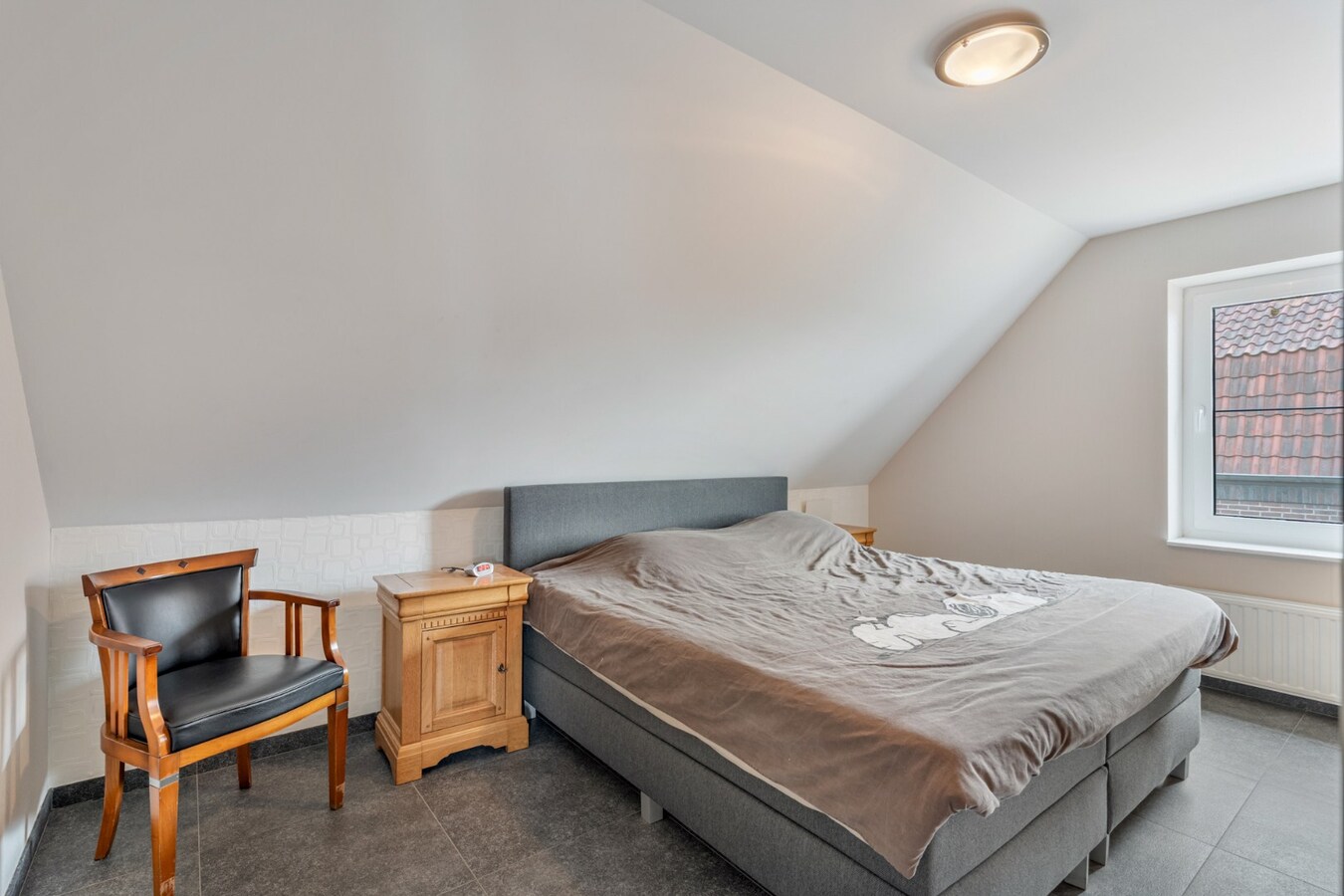 Zeer goed onderhouden en praktisch ingedeelde gezinswoning met 4 slaapkamers en prachtige tuin. 