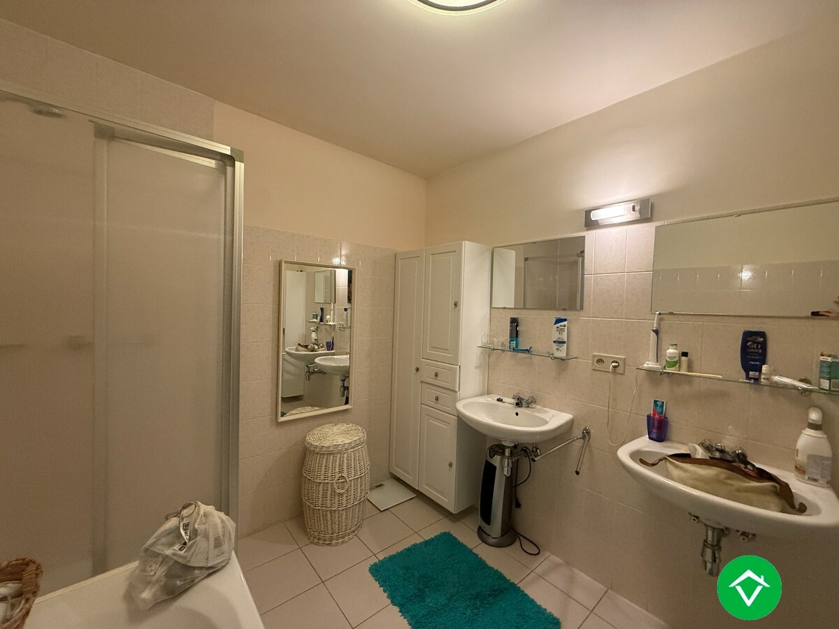 Ruim 2-slaapkamersappartement met garage in centrum Roeselare 