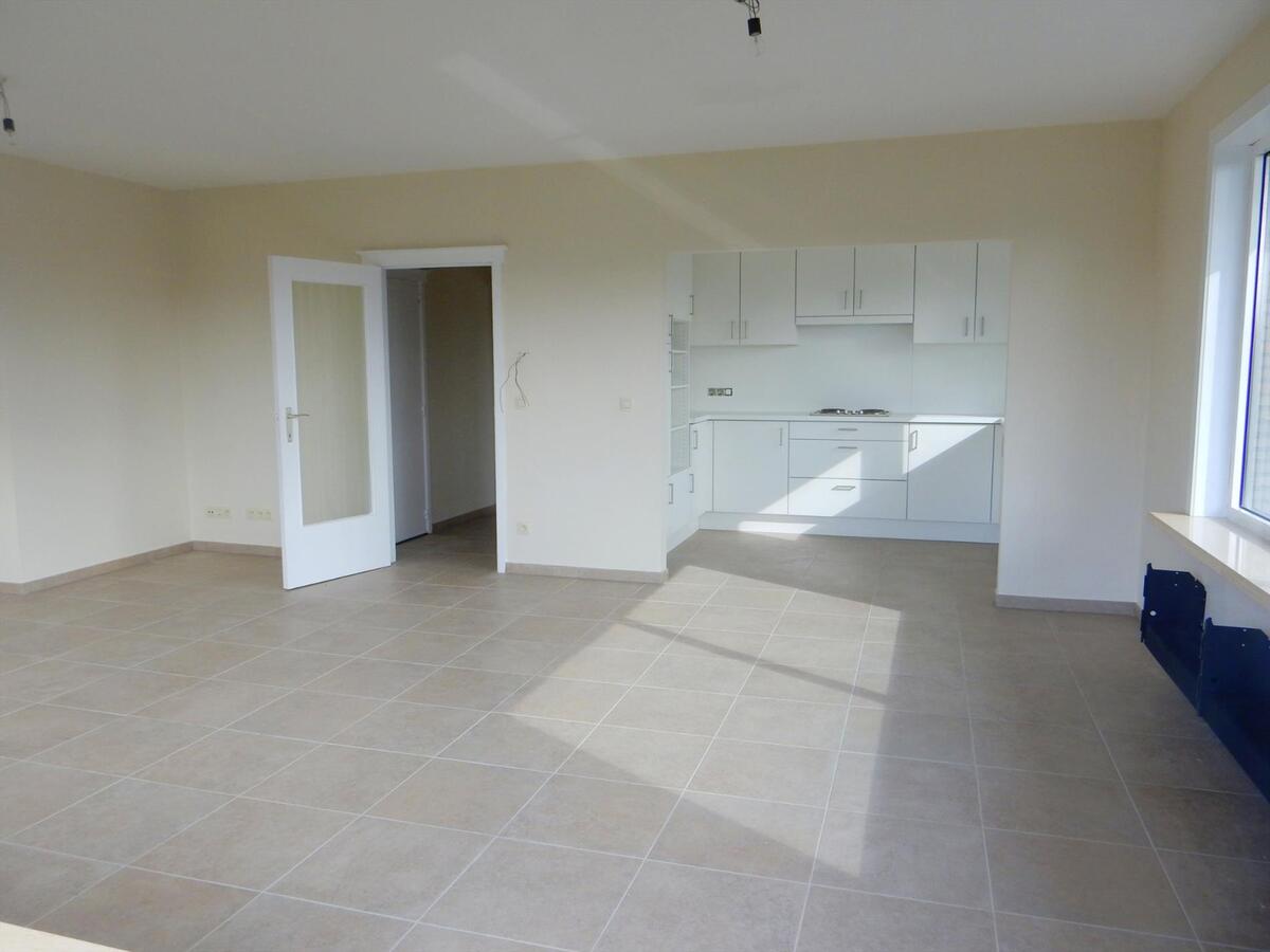 Vernieuwd ruim appartement met 3 slaapkamers en garagebox 