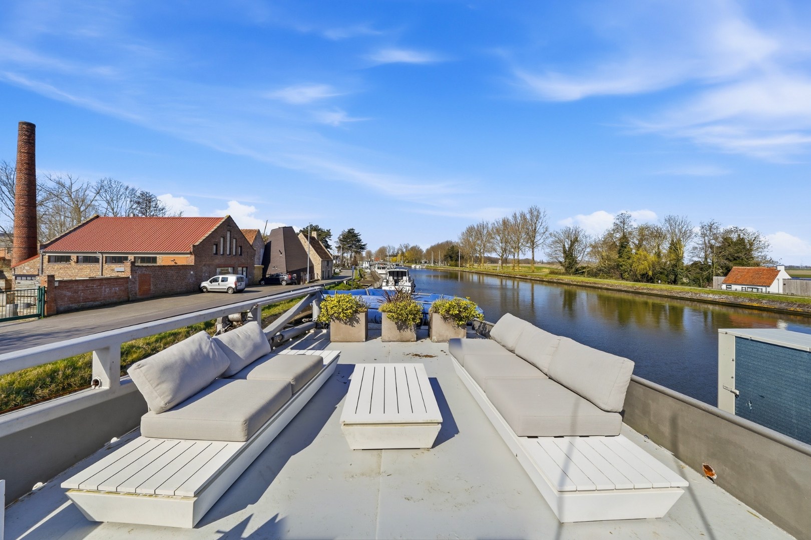 Unieke woonboot met B&amp;B en vergunde ligplaats in Plassendale 