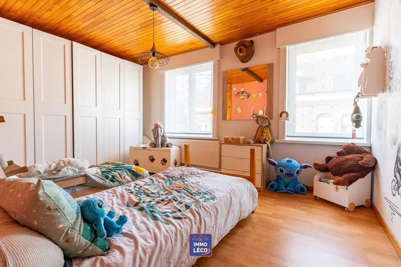 Maison rénovée érigée sur un terrain de 1448m² avec grand parking privatif, TOP SECTEUR 