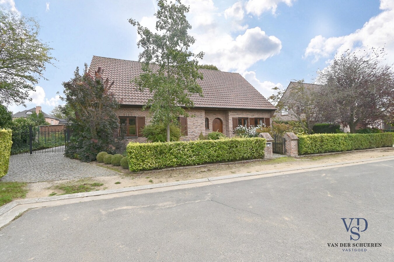 Bijzonder degelijke en ruime villa in doodlopende straat 