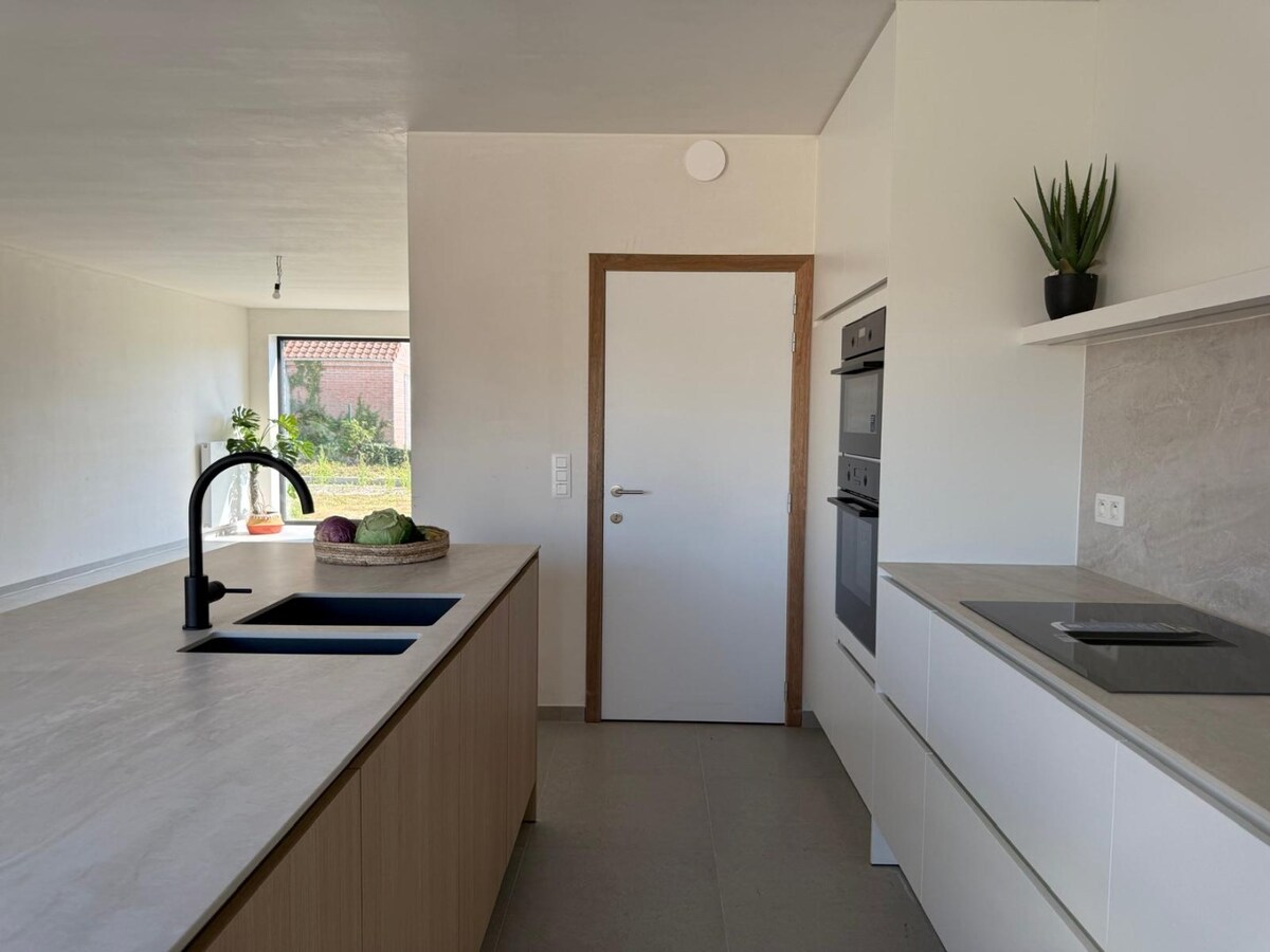 Instapklare nieuwbouwwoning in rustige recente woonwijk 