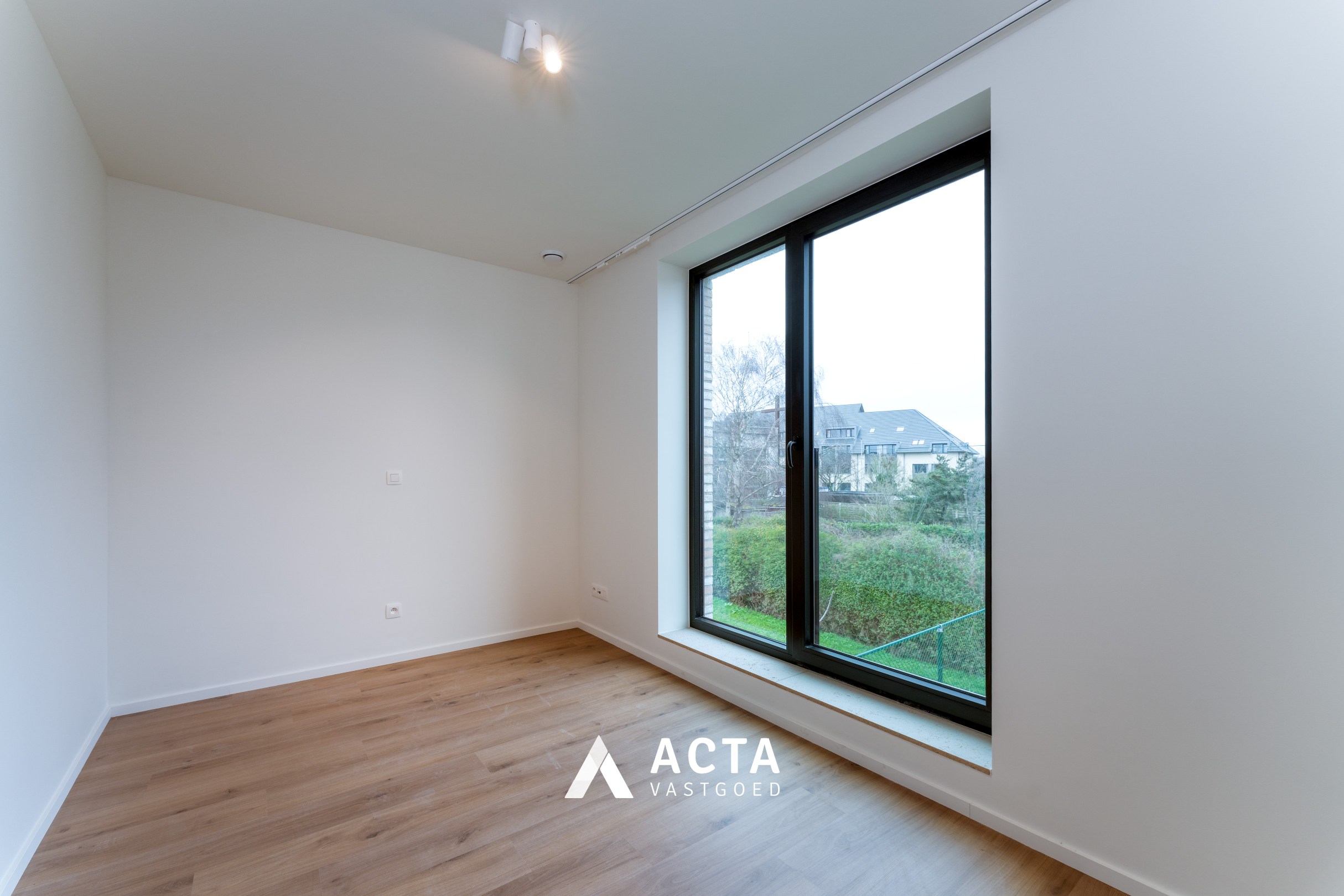 Nieuwbouwwoning met drie slaapkamers en tuin in hartje Mariakerke! 