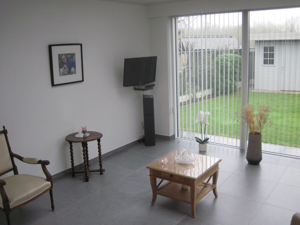 Goed gelegen, eigentijdse bungalow. 