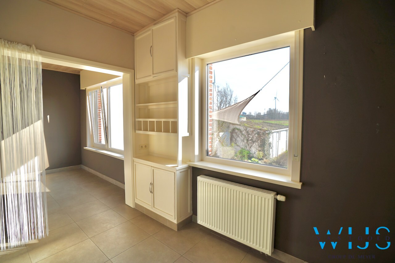 Zeer ruim en stevig woonhuis MET garage te Rieme ! 