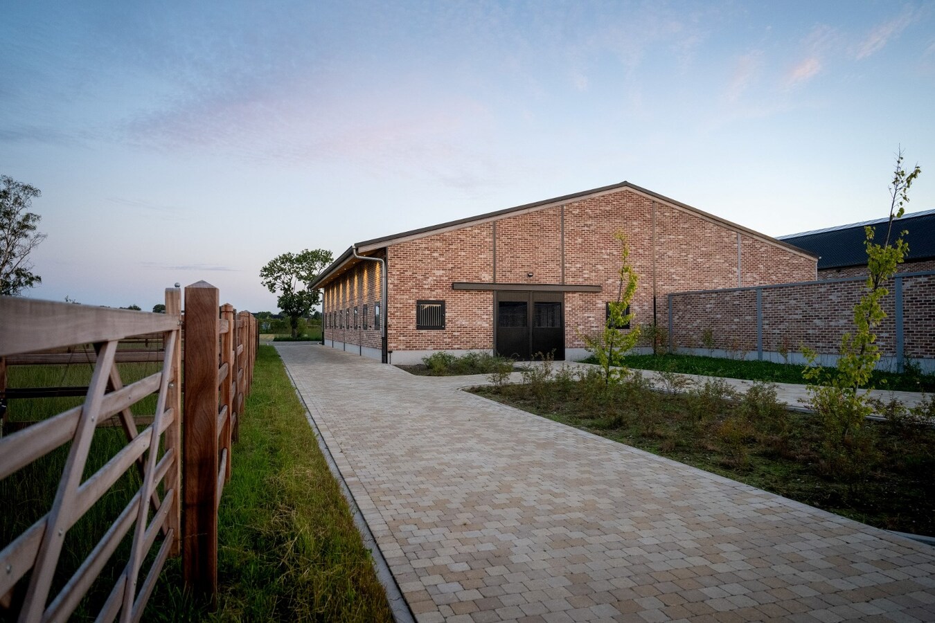 Exclusive professional equestrian accommodation (new construction) with villa on approximately 9 hectares in Neerpelt. 