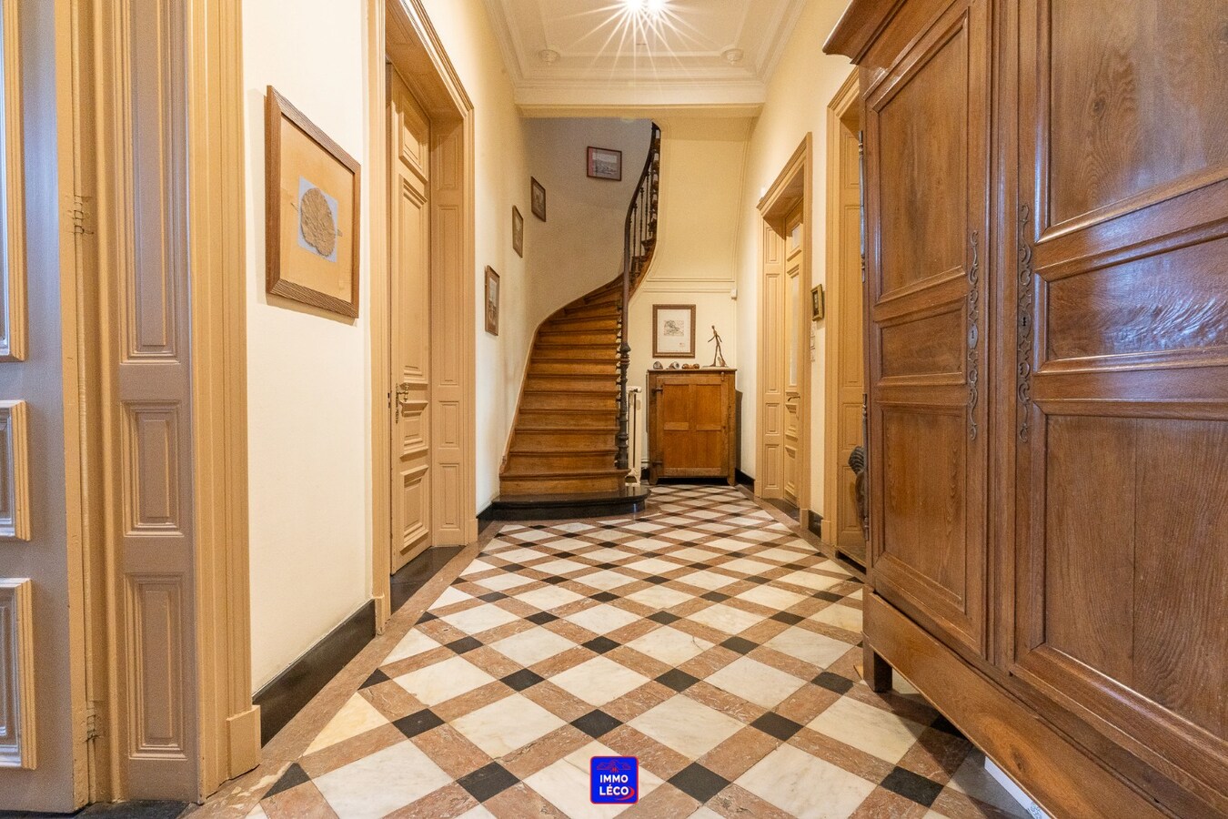 Maison de Maître chargée d'histoire, une propriété unique dans le centre-ville ! 