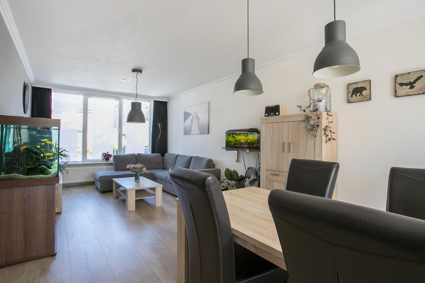 Instapklare eindwoning met 3 slaapkamers en grote zolderverdieping, berging en zonnige achtertuin. 