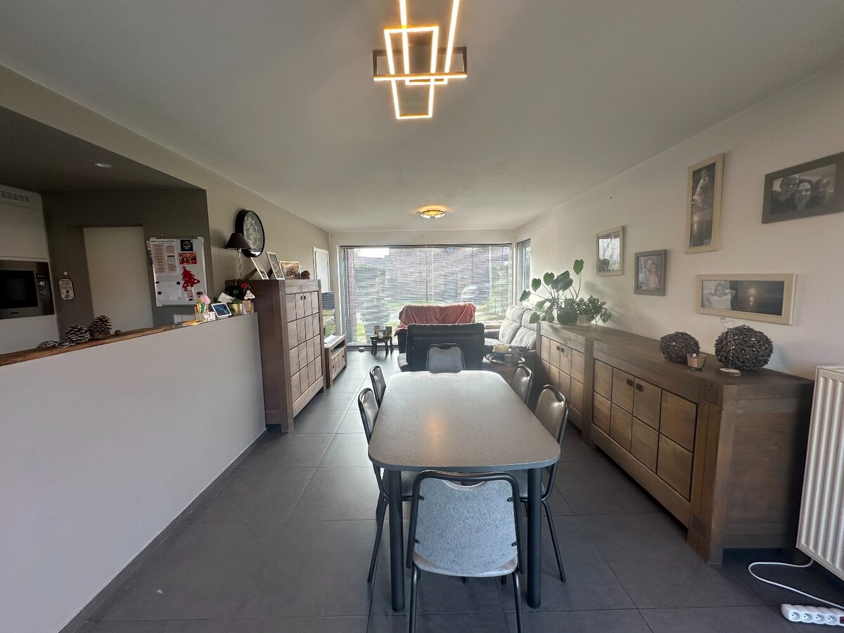 Ruime halfopen woning op het einde van doodlopende straat 