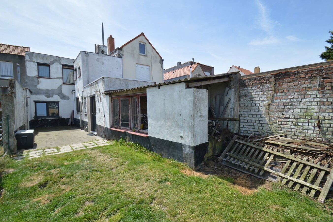 Te renoveren, centraal gelegen woning op 246m² grond - Heist 