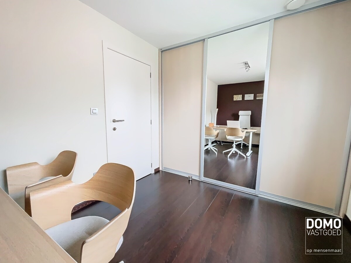 MODERNE OPEN BEBOUWING MET TUIN, INPANDIGE GARAGE EN 2 SLAAPKAMERS TE STOKROOIE 