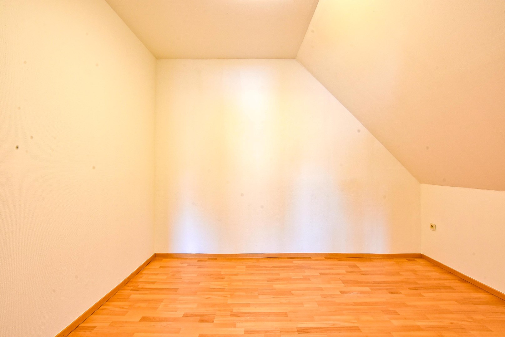 Halfopen bebouwing met mogelijkheid tot 7 slaapkamers, 2 badkamers en grote tuin in Aalter 