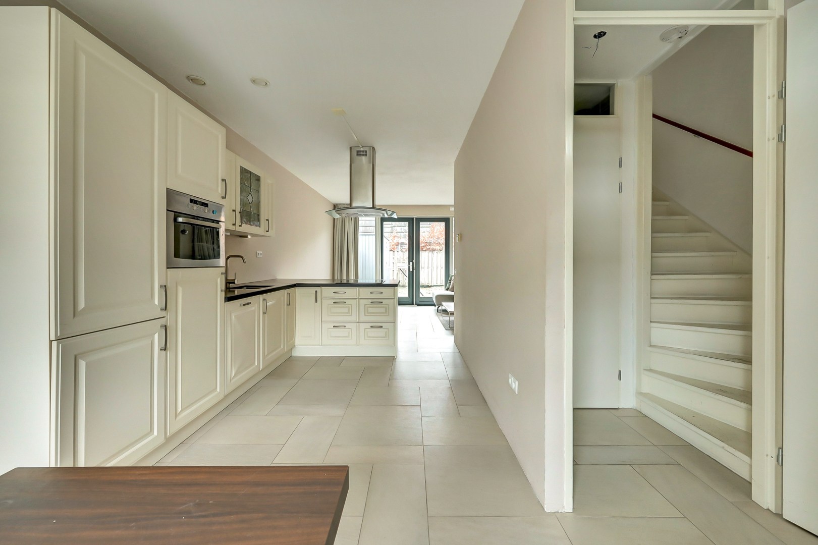 In de jonge woonwijk Nesselande in deelplan Haag en Park gelegen 5 kamer tussenwoning met houten berging en parkeerplaats op 131 m² eigen grond. 