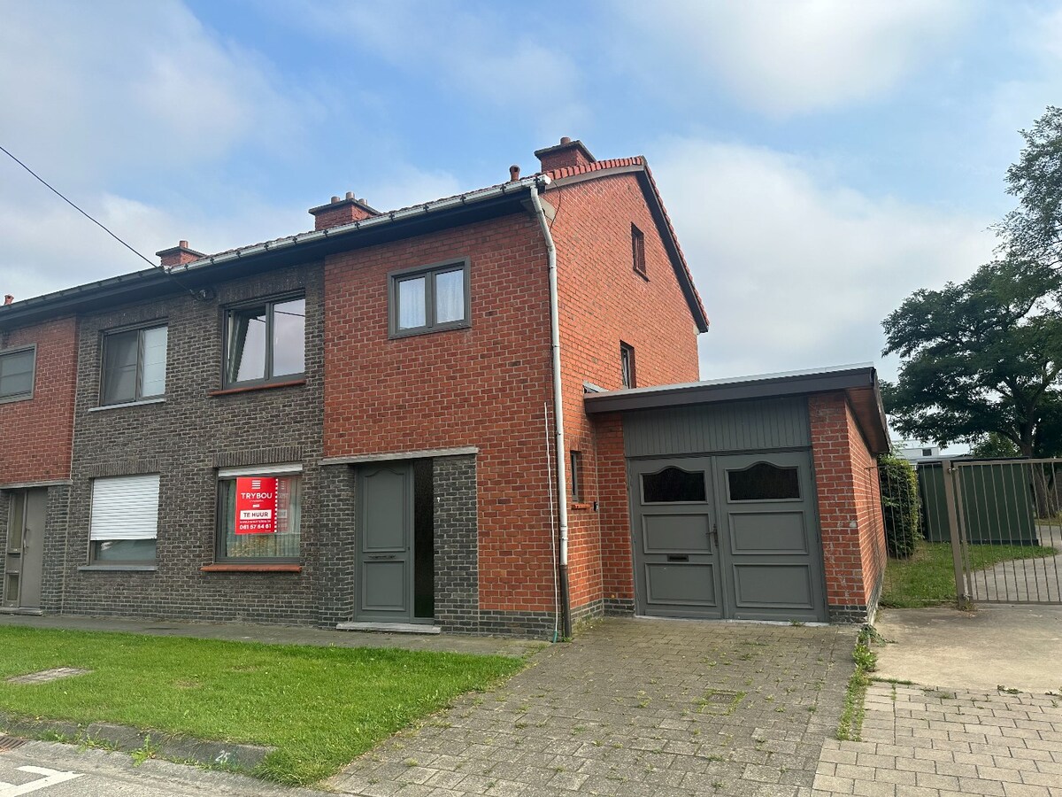 Centraal gelegen halfopen woning met grote zonnige tuin 