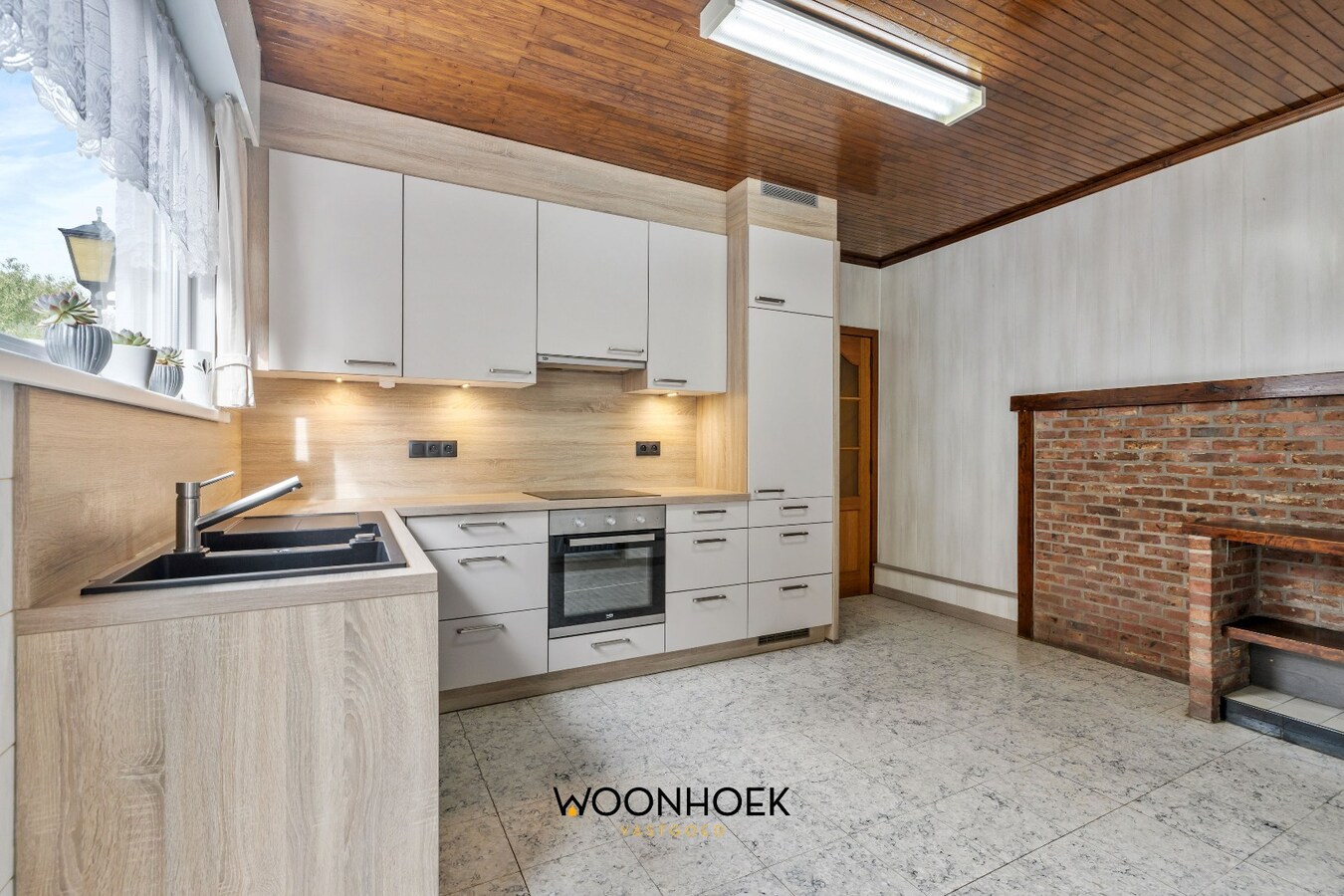 Halfopen bebouwing met 3 slaapkamers &amp; zij-ingang. 