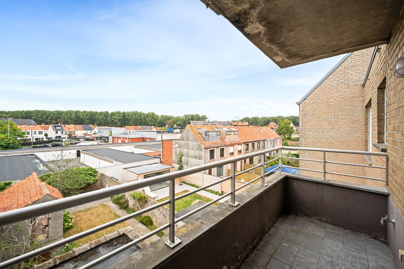 Instapklaar en lichtrijk appartement met terras in het centrum van Heist. 
