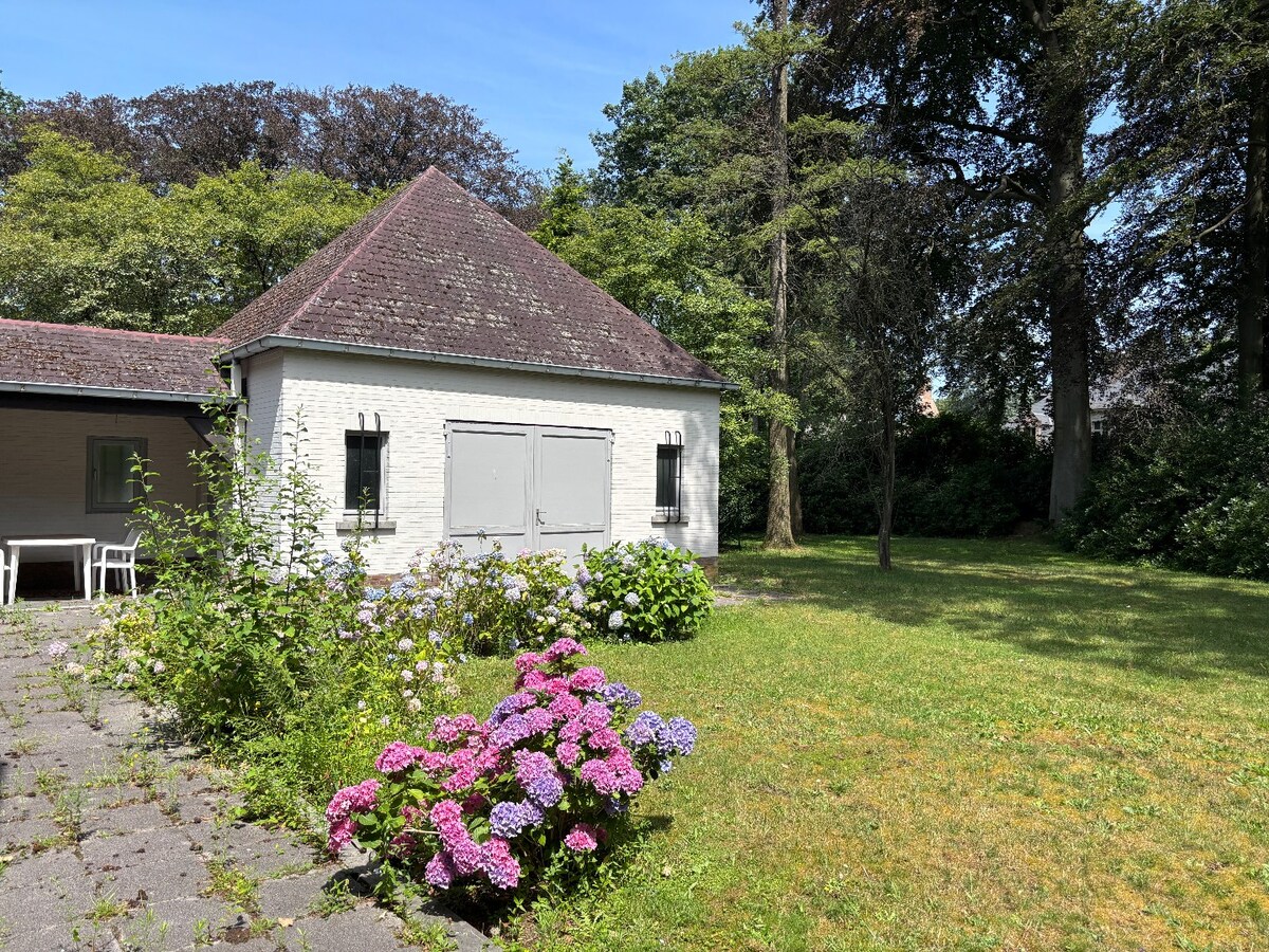 Villa met praktijkruimte en dubbele garage op riant perceel van 2.010 m² te Schoten 