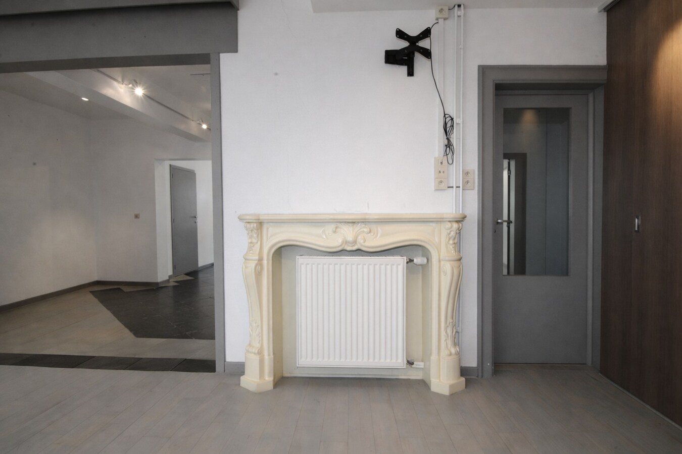 Te koop in Sint-Niklaas: uitzonderlijk handelshuis met woonst en duplex appartement, met optionele garageboxen en sterk opbrengstpotentieel 