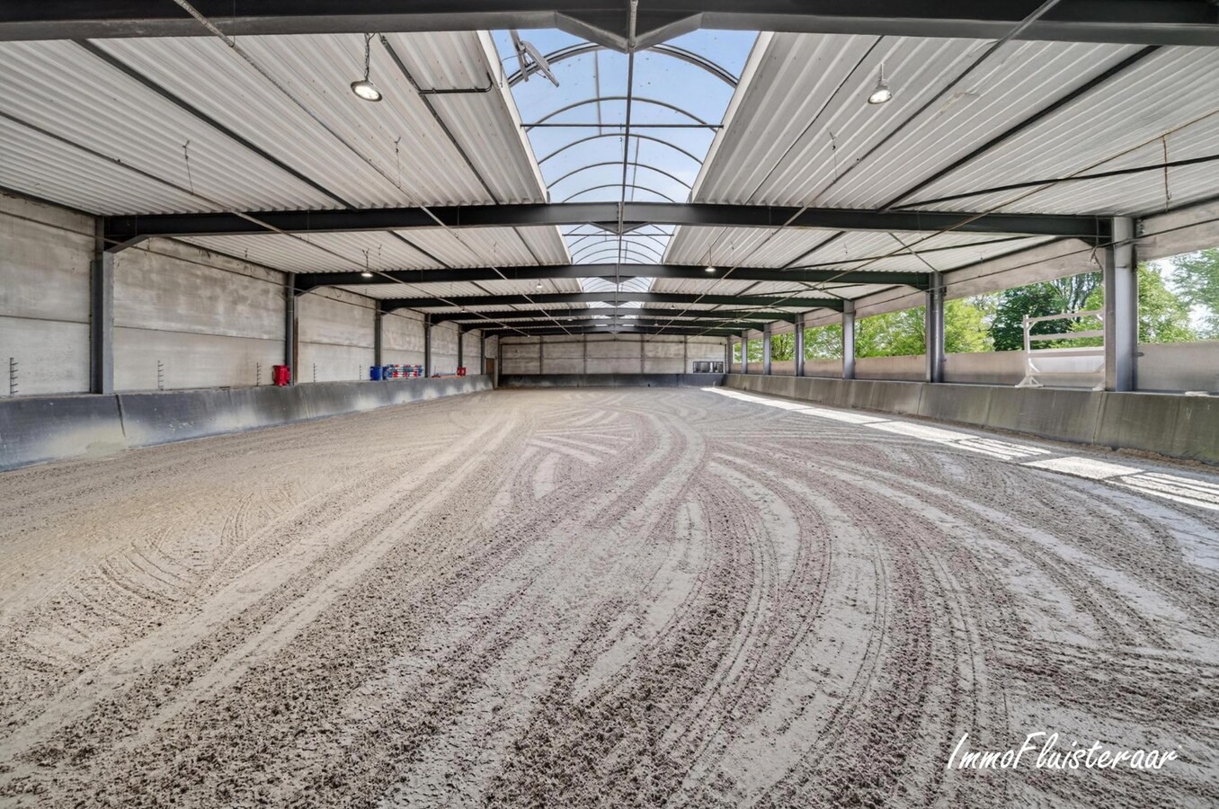 Exclusieve villa met professionele hippische accommodatie op ca. 14,5 ha (mogelijkheid tot aankoop extra gronden) te Astene (Deinze) 