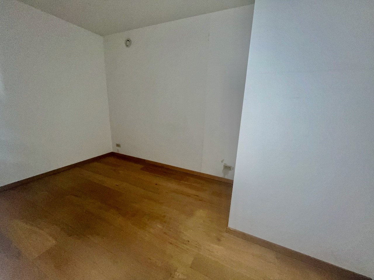 Non-meublé - Grand appartement résidentiel avec une belle vue dégagée, situé en plein centre près de l'avenue Lippens. 