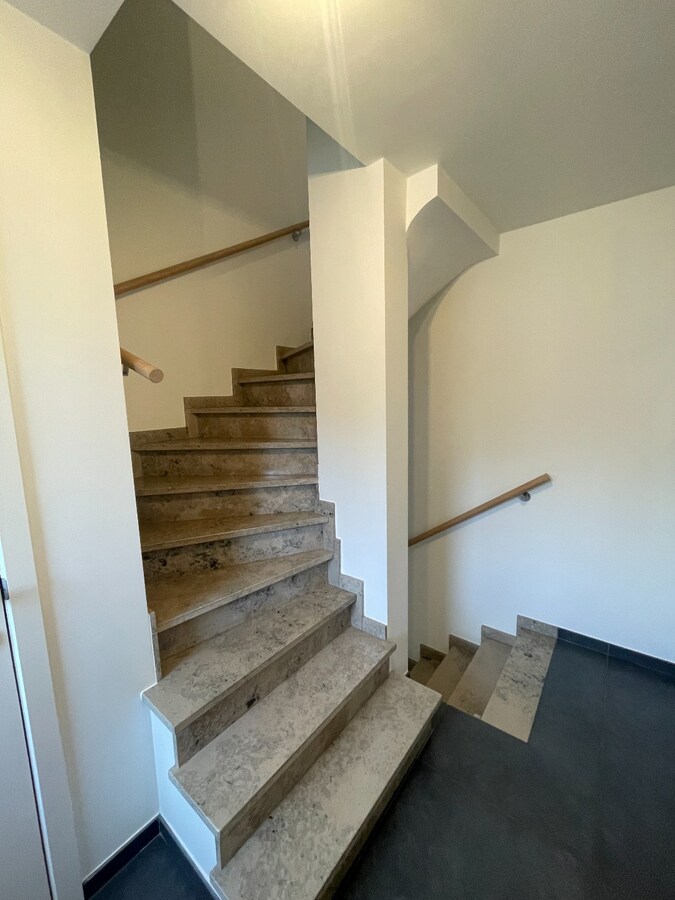 Verzorgde bel-etagewoning met 3 slpk, terras, patio  en garage nabij het centrum van As. 