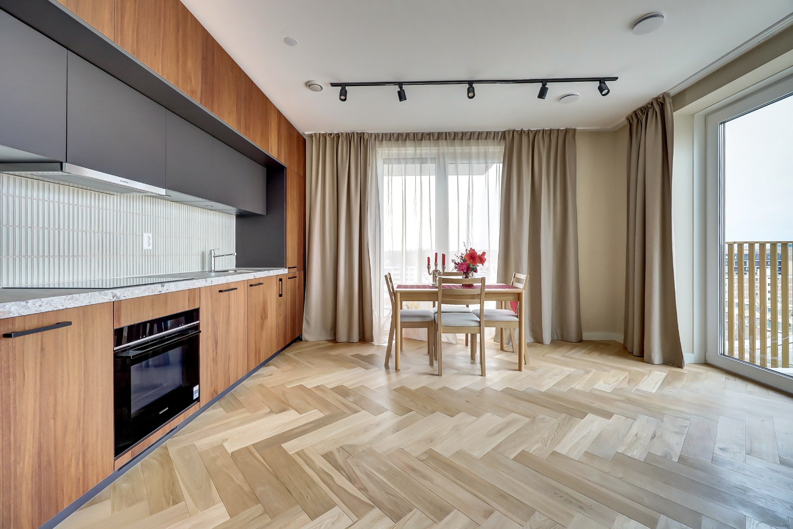 Nieuw en instapklaar 3-kamer appartement op de zevende verdieping met luxe keuken en badkamer, riant uitzicht over de omgeving en naar het centrum van Rotterdam. 