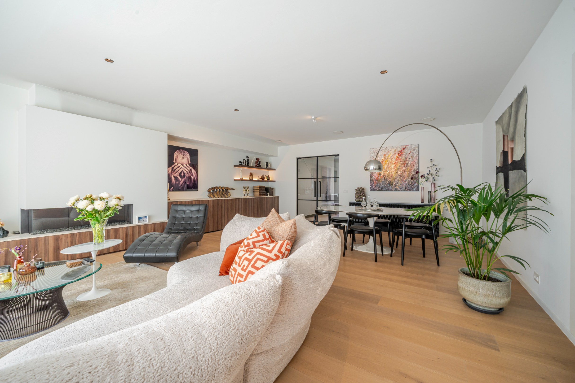 Magnifique villa jumelée très récente avec beaucoup de lumière, idéalement située en bordure du Zoute. 