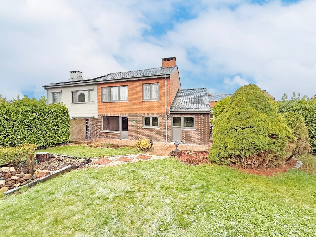 Op te frissen HOB met garage en tuin te Bijloke 