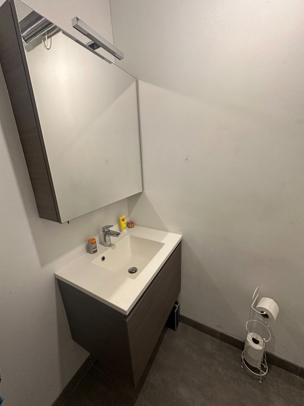 Instapklare studio met ondergrondse autostaanplaats in het centrum 