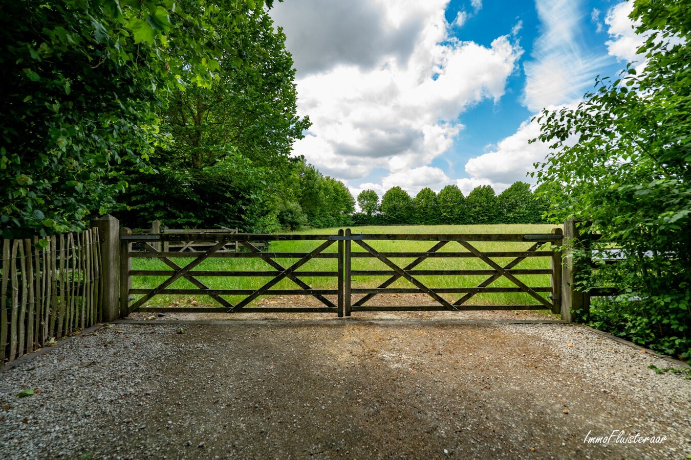 Beautiful villa with indoor and outdoor riding arenas on over 2.4 hectares in Ardooie 