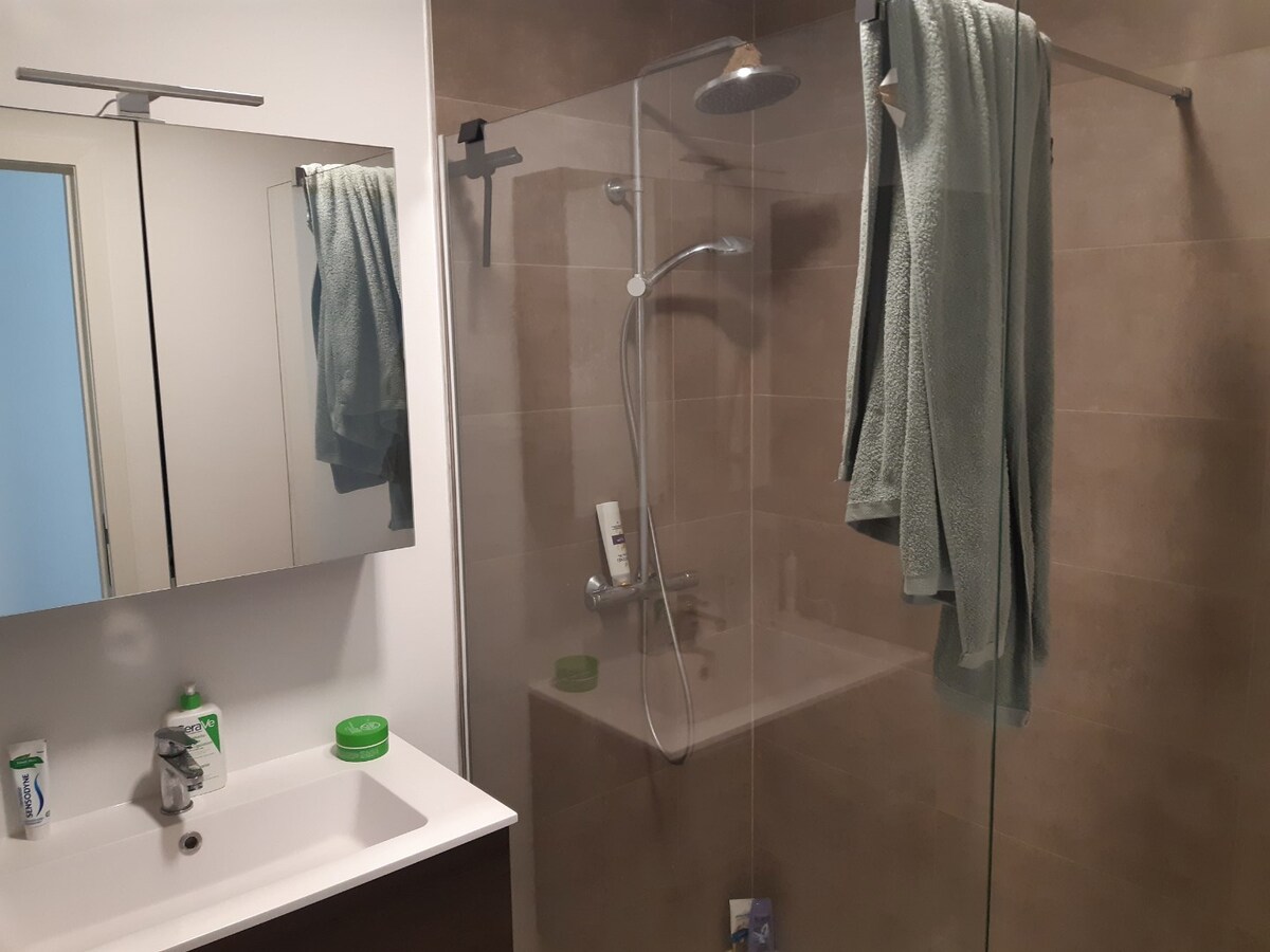 Gelijkvloers appartement met terras. 