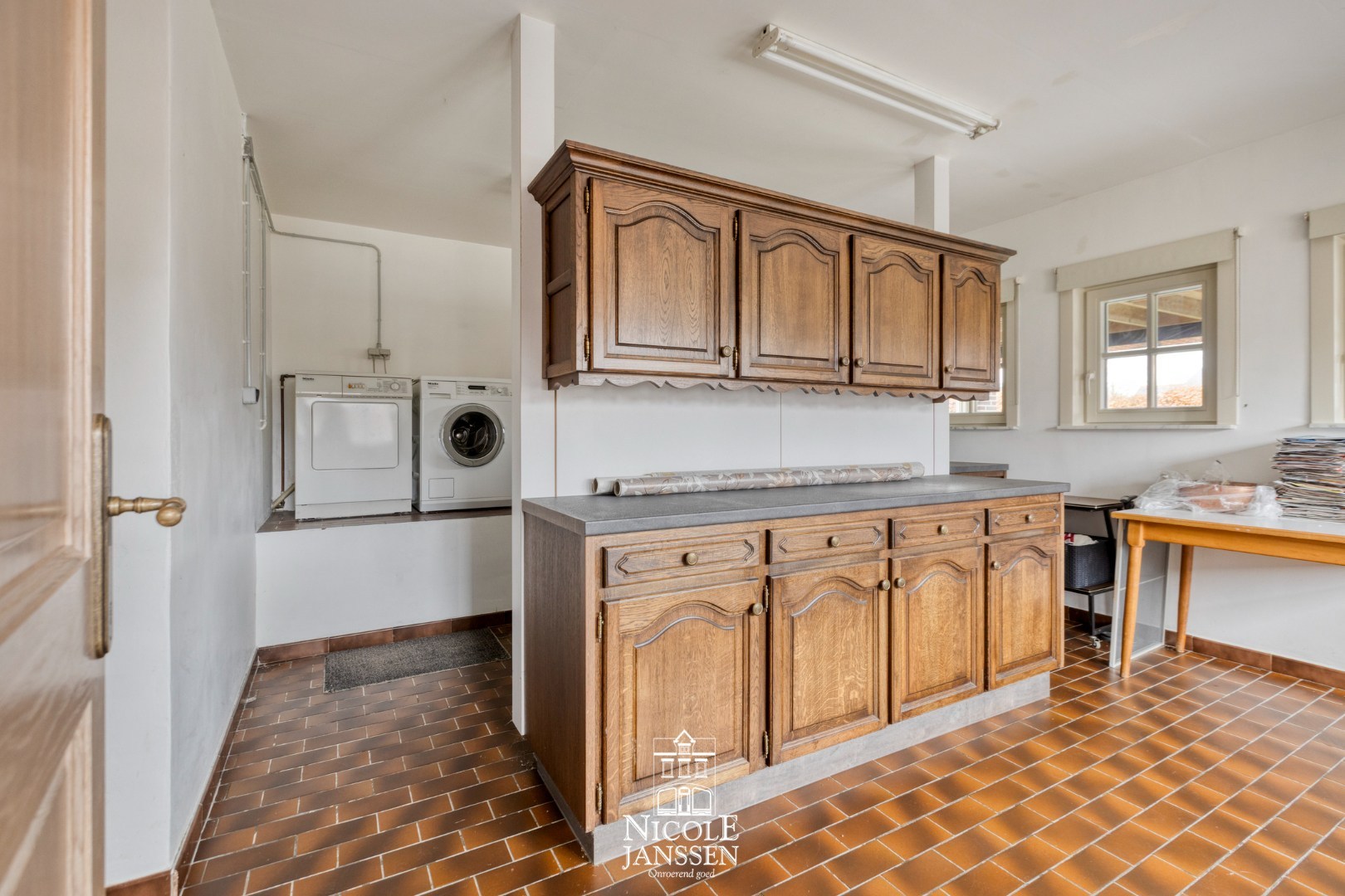 Bijkeuken met vaste kastenwand