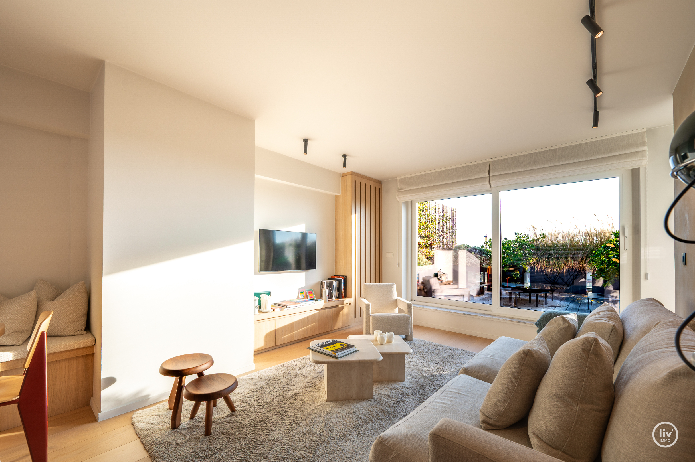 Voici la traduction en français :Appartement lumineux et également en penthouse, idéalement situé entre le Zoute et le centre commercial (possibilité d'acquérir une place de garage à proximité de l'ap 