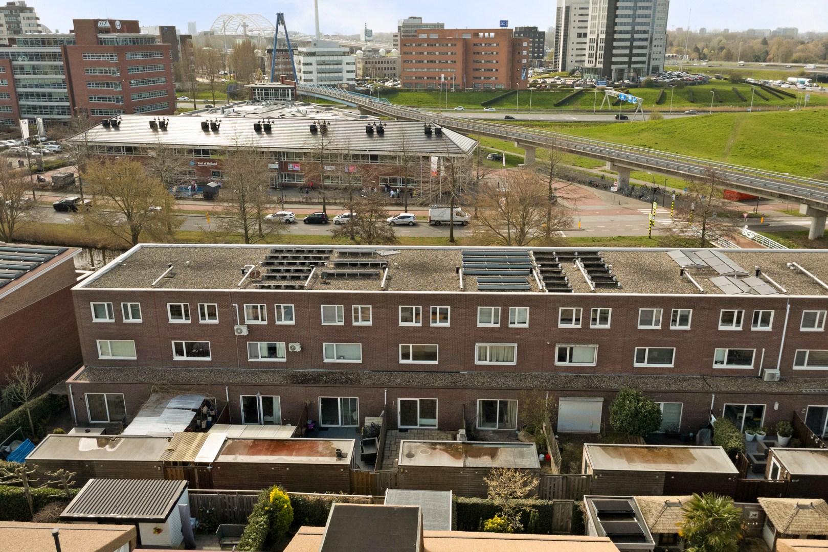 Energiezuinige (A-label) en instapklare 6-kamer tussenwoning met lichte woonkamer, moderne keuken, vijf slaapkamers, zonnige onderhoudsvriendelijke tuin met achterom en gelegen op eigen grond. 